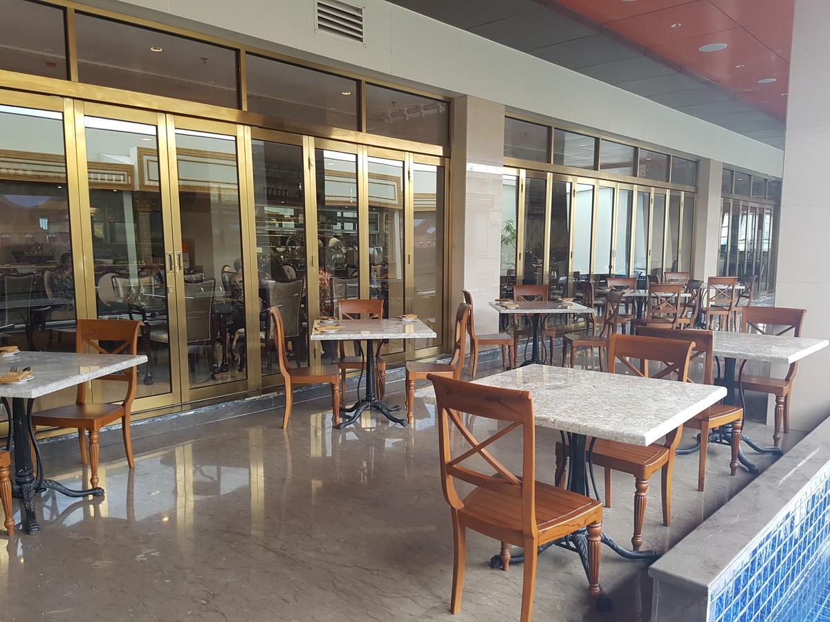 Myko Hotel & Convention Center Makassar Extérieur photo